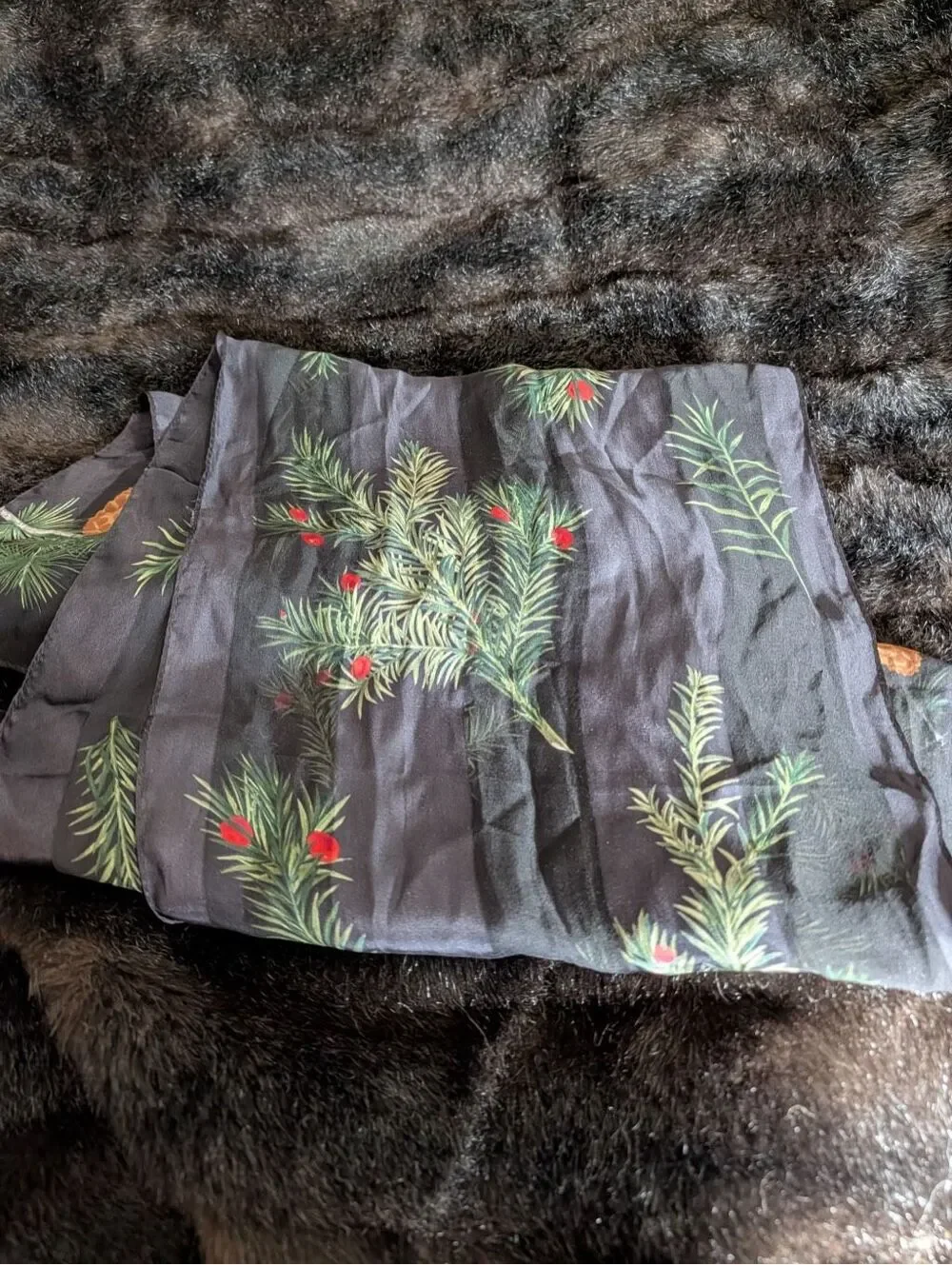 Smithsonian Institution Scarf Women's Black pinecone Print 100% Silk Christmas